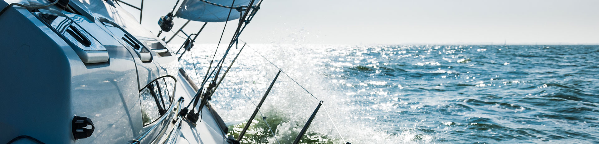sailboat-sailing-sea-against-sky_quer